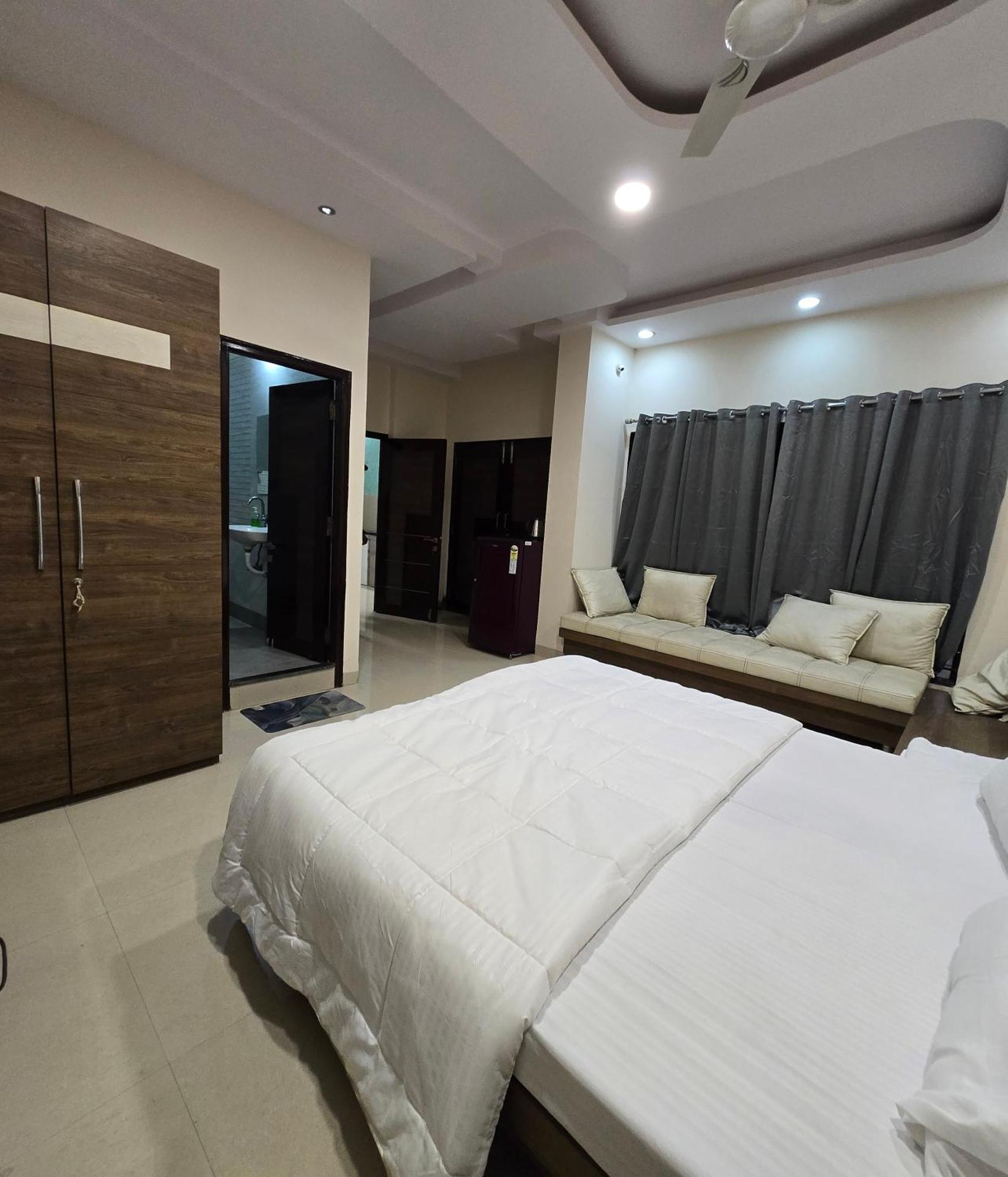 Satyabhama Homestay-ruby- Luxury One Rk Apartment Indore